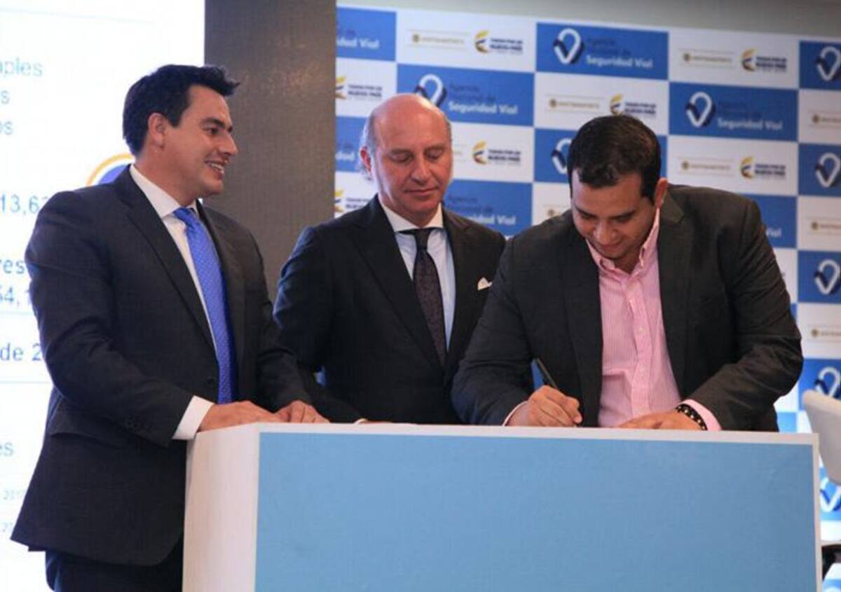 El alcalde Jacobo Quessep durante la firma del convenio en Bogotá.