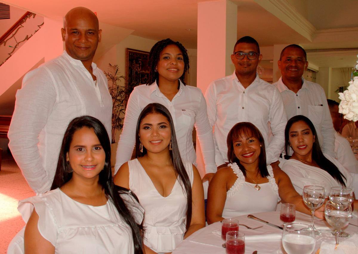 De pie: Carlos Garcés, Paola Paternina, Leonardo Silgado, Jairo Narváez; sentadas: Daniela Ibarra, María Victoria Martínez, Marcela Castro y Angélica Domínguez.