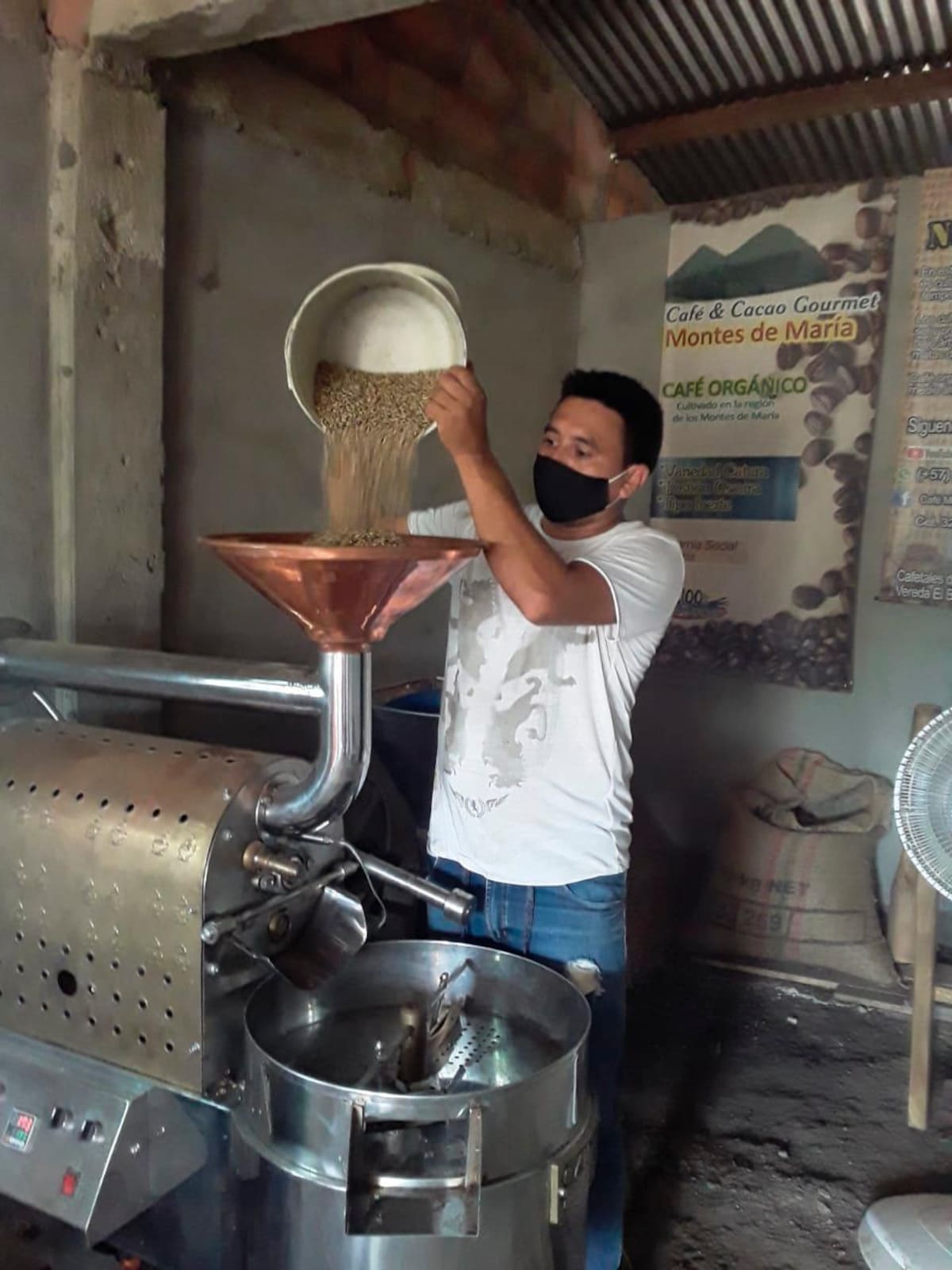 José Aurelio Ortega en su pequeña planta tostadora de café, en San Jacinto. //FOTOS CORTESÍA.