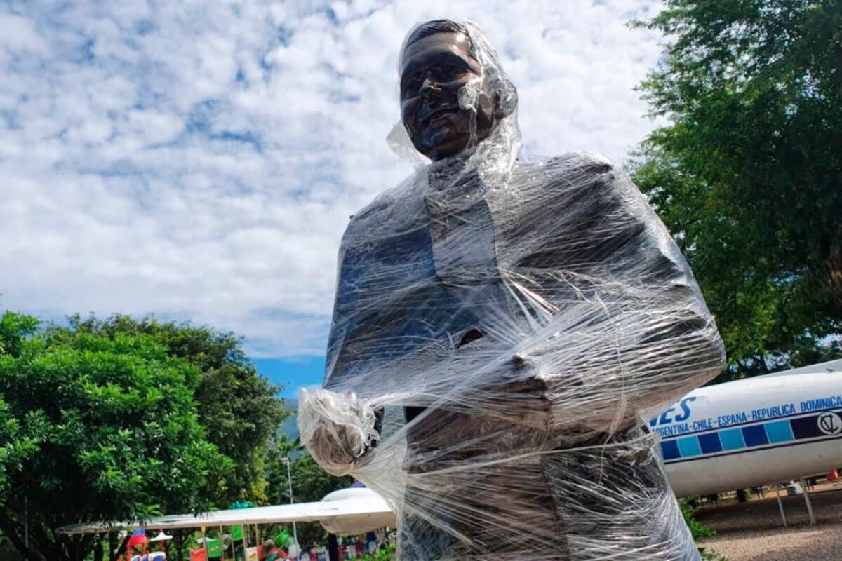 Arreglan escultura de Peter Manjarrés en el parque La Provincia