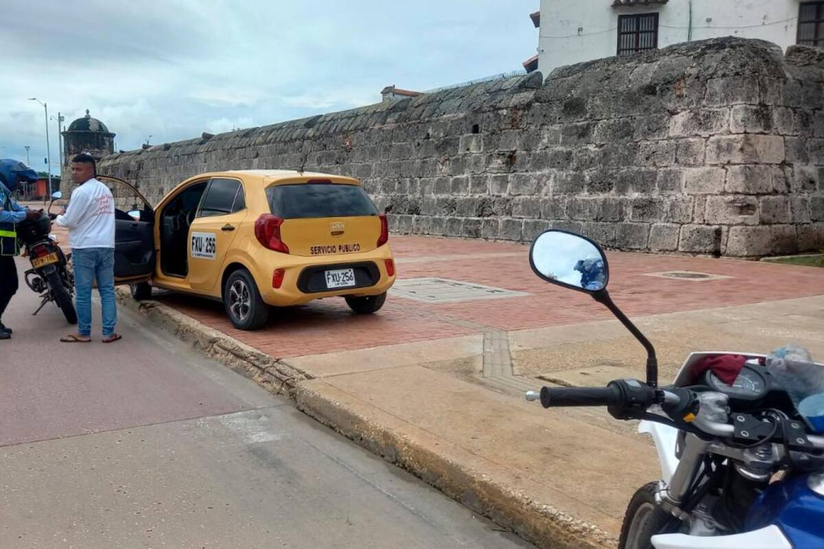 ¡Pillado! Multan a taxista que se montó en andén del Centro Histórico