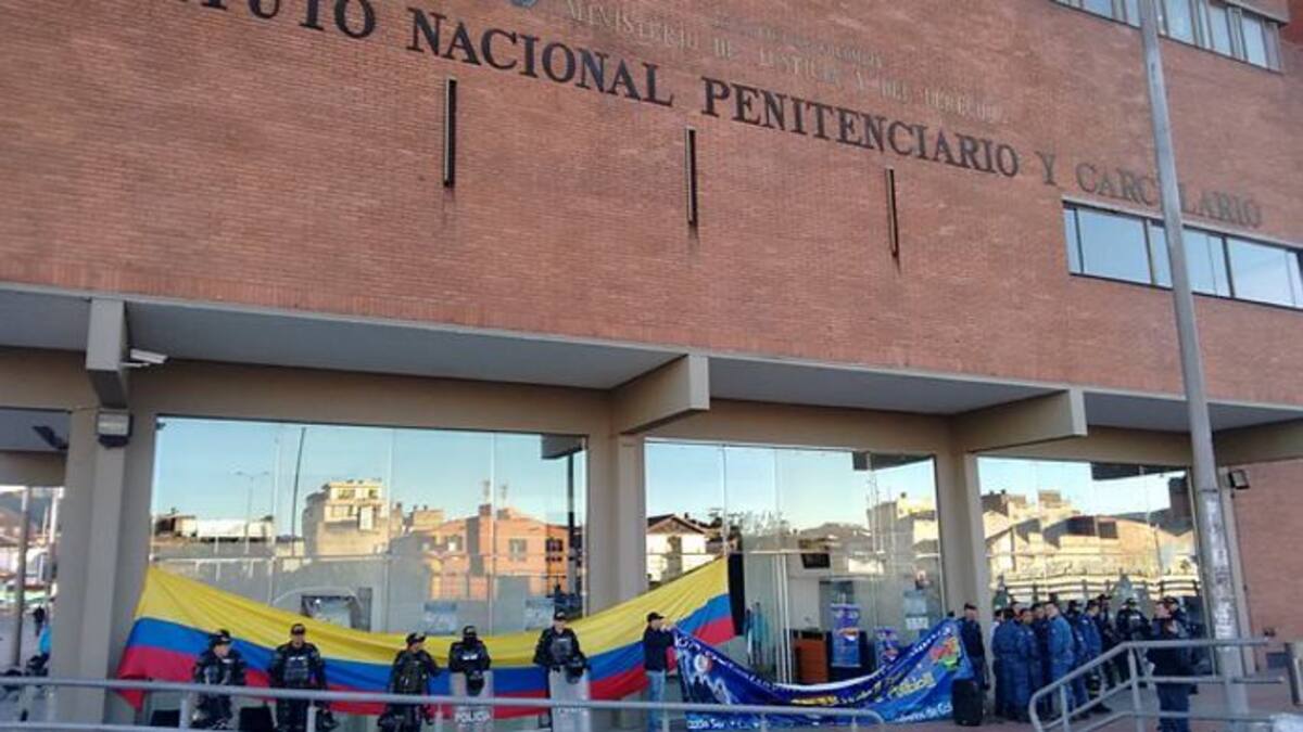 Guardias del Inpec protestan en la sede principal del instituto por problemas de hacinamiento en cárceles y condiciones laborales. COLPRENSA