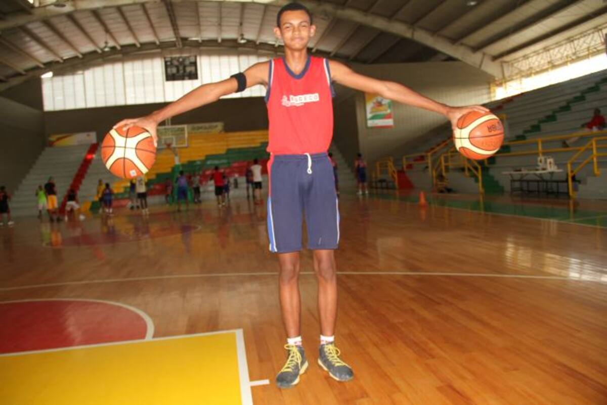 David Ramírez Agámez, jugador de 14 años que mide 1,95 metros. Zenia Valdelamar-El Universal