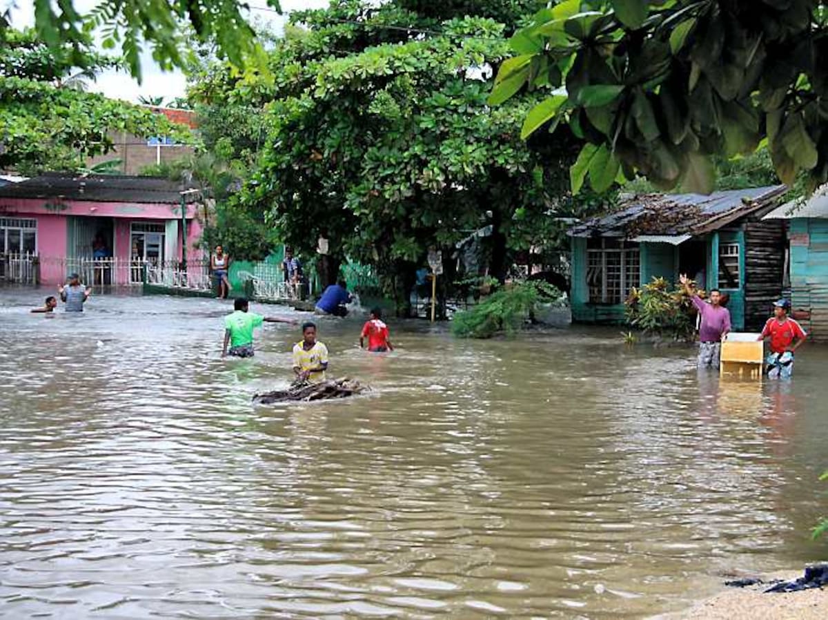 Varias calles de El Pozón se inundaron como consecuencia del desbordamiento de varios arroyos. ZENIA VALDELAMAR-EL UNIVERSAL