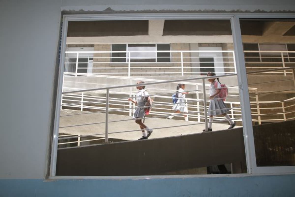 Muchas de las ventanas amenazan con caer al suelo en cualquier momento. JULIO CASTAÑO-EL UNIVERSAL