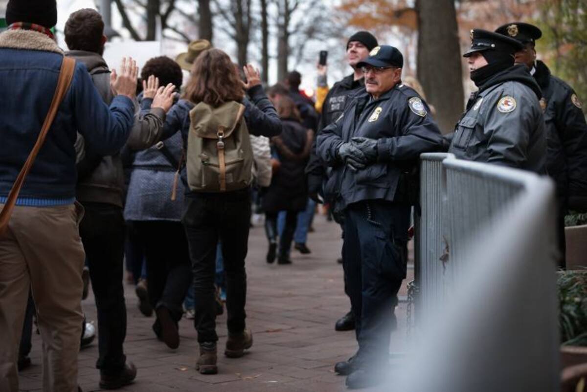 En los últimos 15 años en la ciudad de Nueva York, nueve policías fueron acusados por cuatro muertes. Solo uno fue condenado y el castigo fue leve. AFP CHIP SOMODEVILLA.