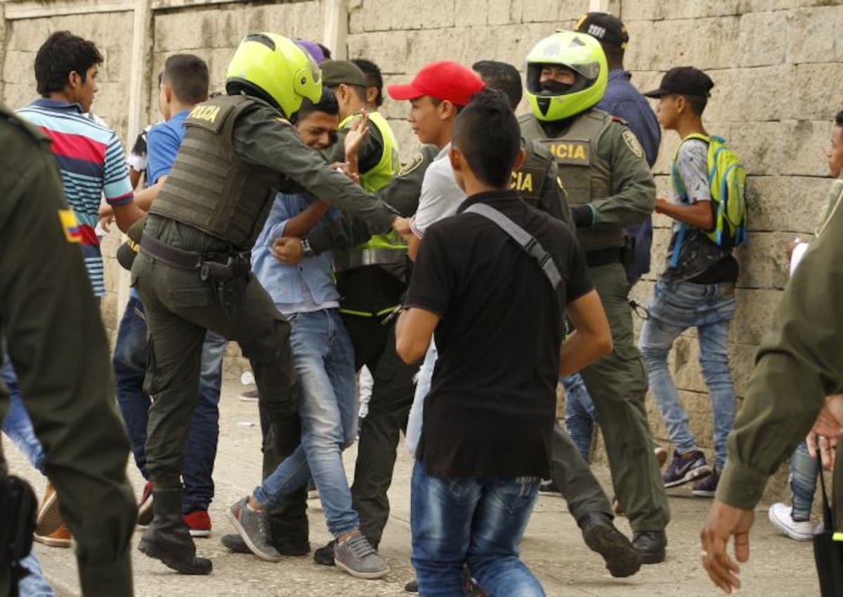 Los disturbios obligaron la intervención de unidades antimotines de la Policía y la aprehensión de dos menores de edad.