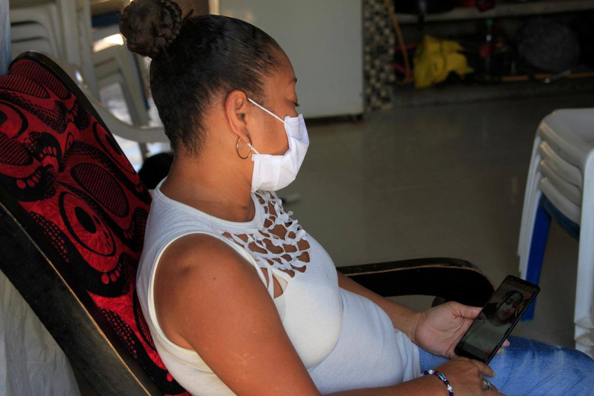 Mujer llora el fallecimiento de su hija y tiene a su niño hospitalizado por dengue