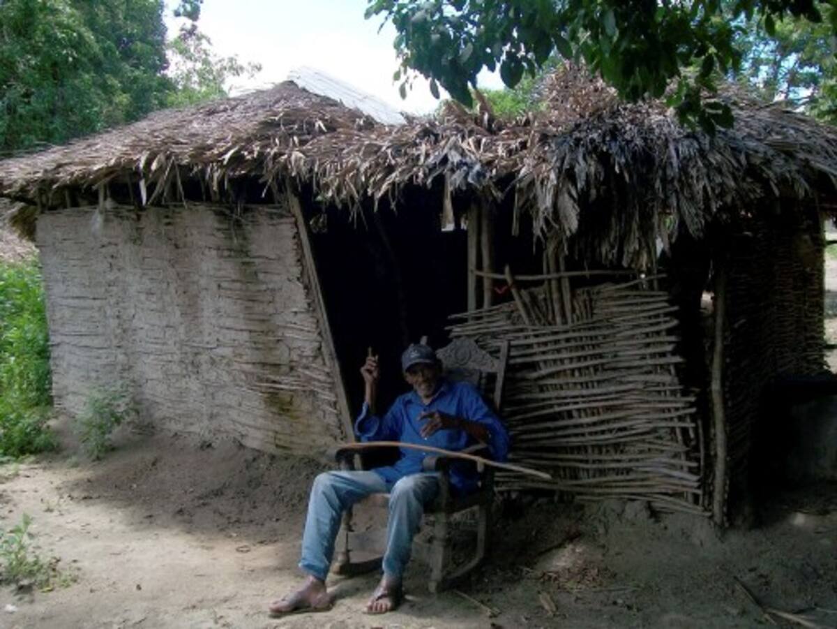 La vivienda del adulto mayor, Sebastián Orozco Chamorro, quedó destrozada por culpa del invierno y está a punto de caerle encima.
