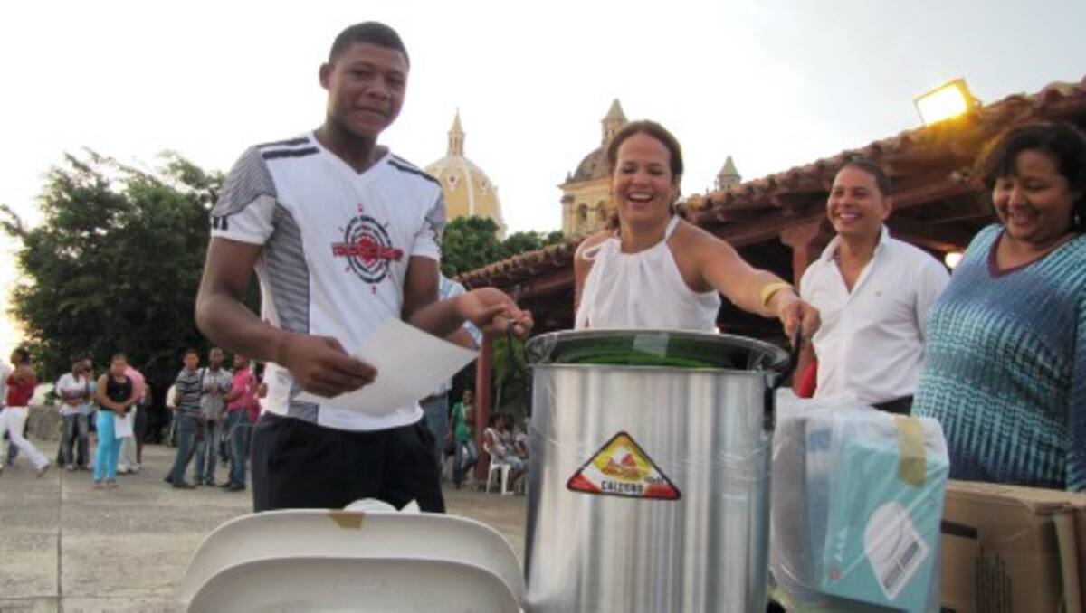 Luis Blanco recibe de la Alcaldesa los utencilios para montar su restaurante en Villa Grande de Indias. ANIBAL THERAN TOM-EL UNIVERSAL
