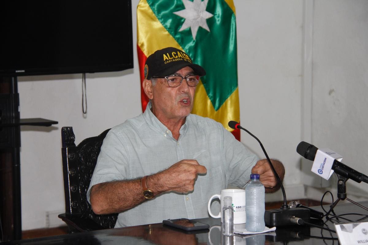 Controversia por embargos a William Dau y a funcionarios del Distrito