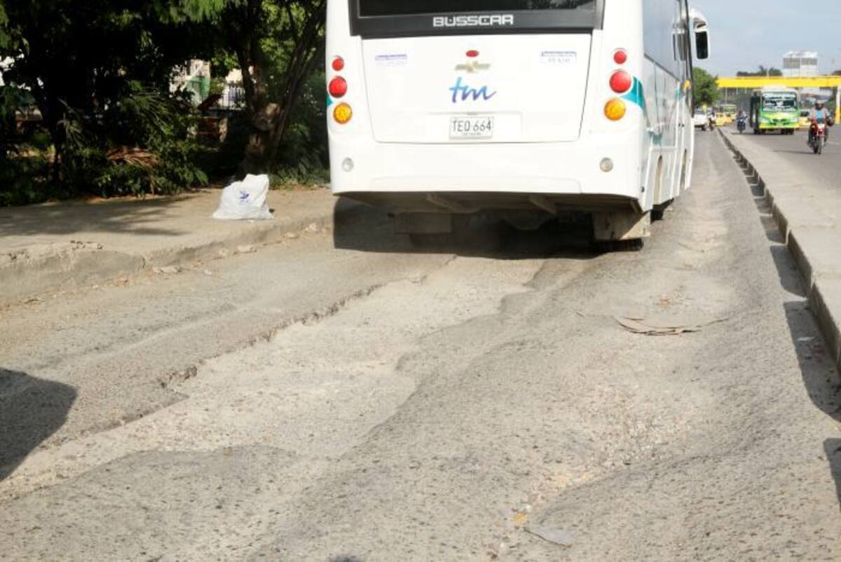 Buses, busetas, automóviles y motocicletas utilizan esta vía. Julio Castaño / El Universal
