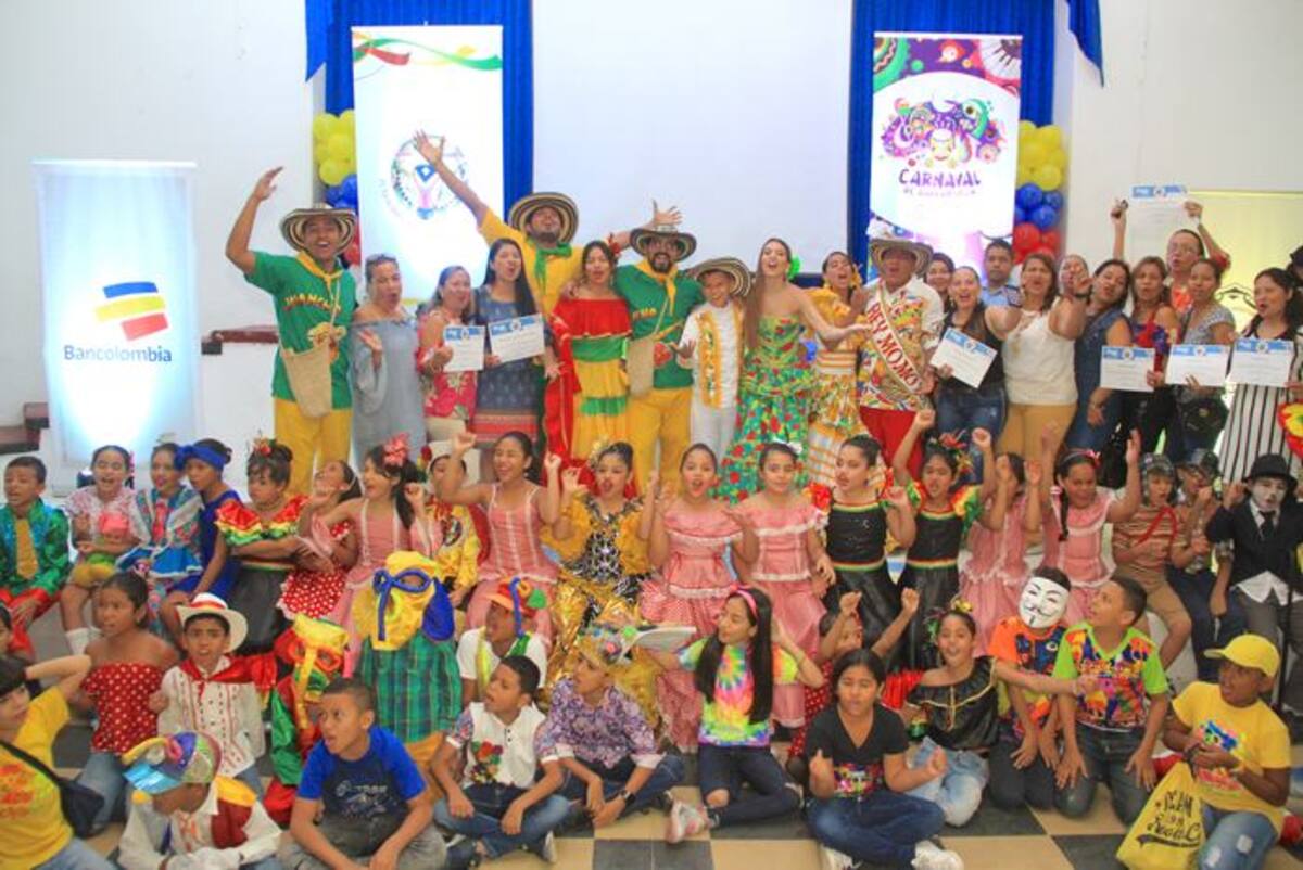 Los Reyes del Carnaval con estudiantes y profesores que hicieron parte de El Viaje del Carnaval. CORTESÍA