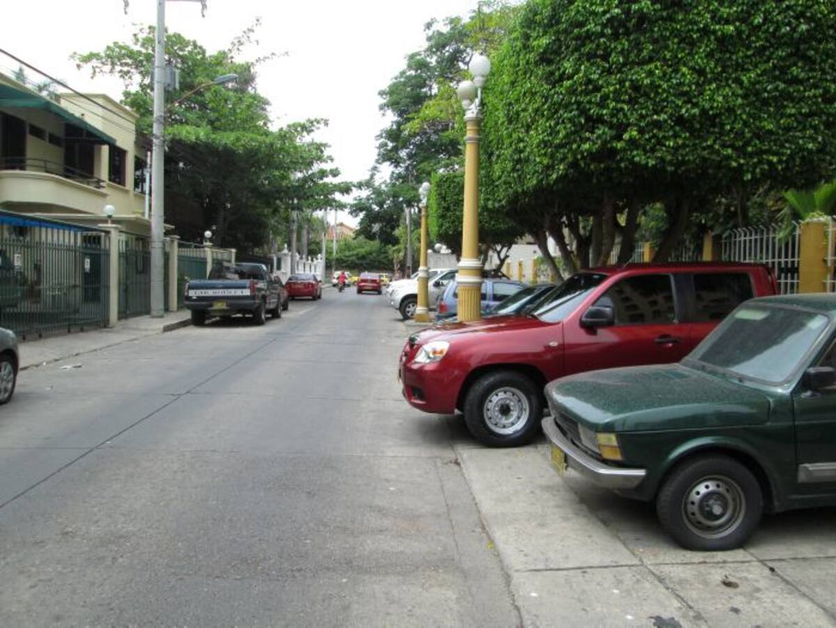 Esta imagen habla sola: los carros están parqueados en la zona que debía ser para la movilidad de los peatones. PEDRO TORRES, EL UNIVERSAL
