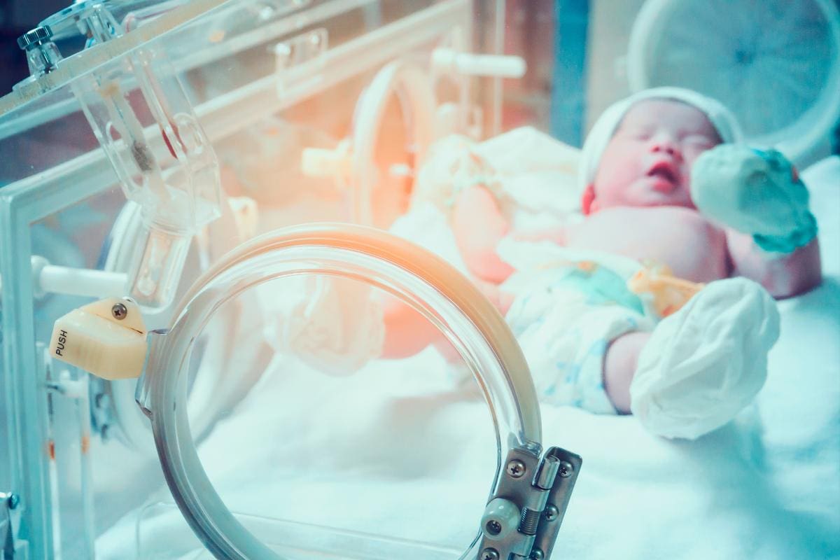 Estudiarán a trillizos recién nacidos positivos para COVID- 19 en México