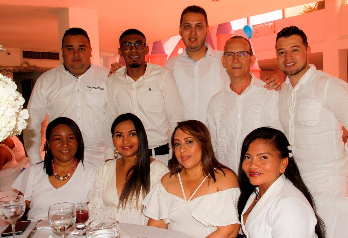 De pie: Johnatan Puello, Camilo Donneys, John Quintero, Hernando García y William Velásquez; sentadas: Nelcy Nieves, Adirgenia Guzmán, María Isabel Llamas y Rosalliny Tapias.