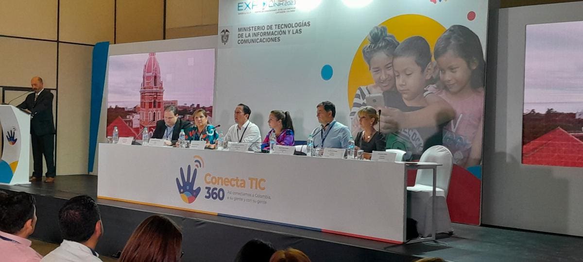 La ministra - al centro- asistió a la inauguración de Andina Link, la feria de la tecnología, que se desarrolla en el Centro de Convenciones del Hotel Las Américas. // HFA - EL UNIVERAL