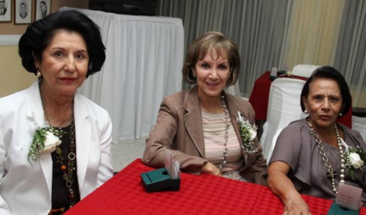 Estela Cortez de Vivas, Clara Hernández de Bedoya y Ro-salba Cortez de Pacheco.