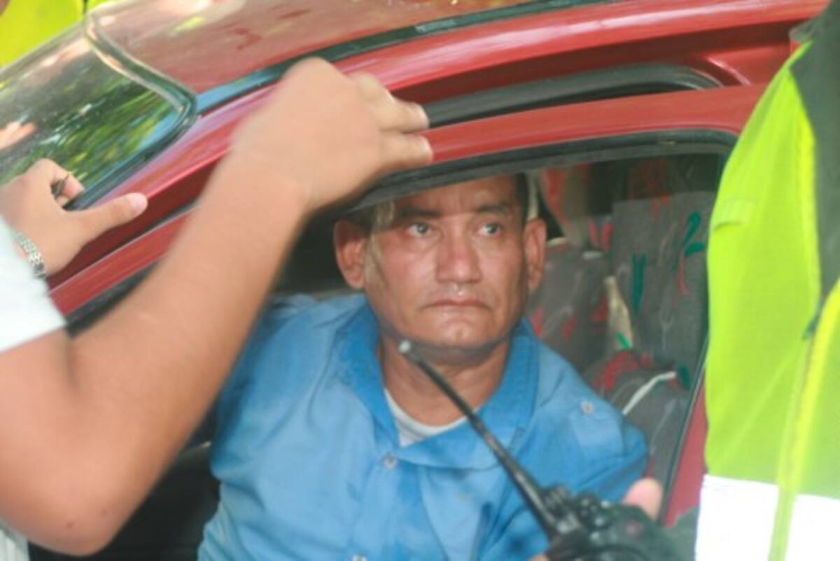 Momentos en que la Policía detiene a Gustavo Leovigildo Gutiérrez Benítez para practicarle la prueba de alcoholemia. CORTESÍA: EL COMUNICADOR DE MAGANGUÉ.