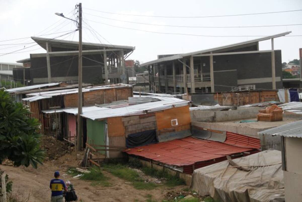 Los ocupantes están en los terrenos del hogar múltiple desde febrero de este año. foto oscar diaz-el universal