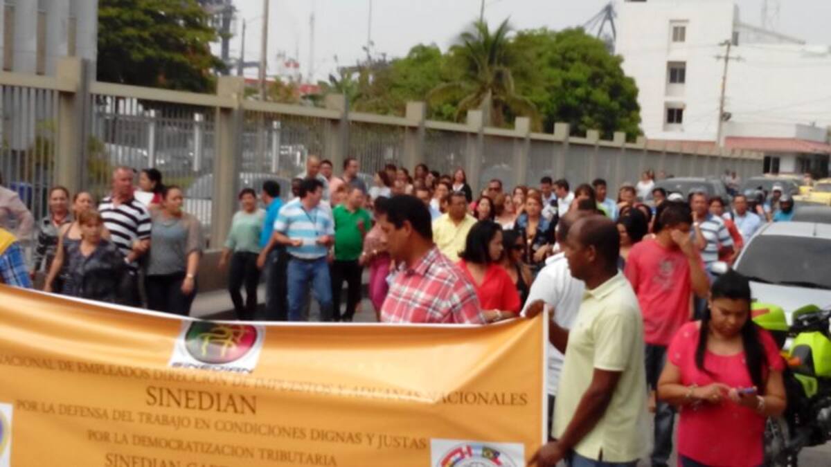 Protesta de los trabajadores de la DIAN. CORTESÍA