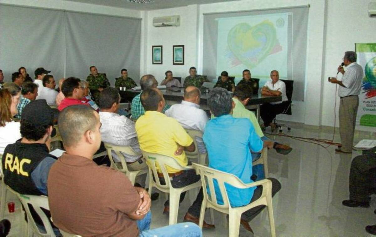 Representantes del sector ganadero de Sucre se reunieron con el comandante de la Policía, coronel Julían González. CORTESÍA/