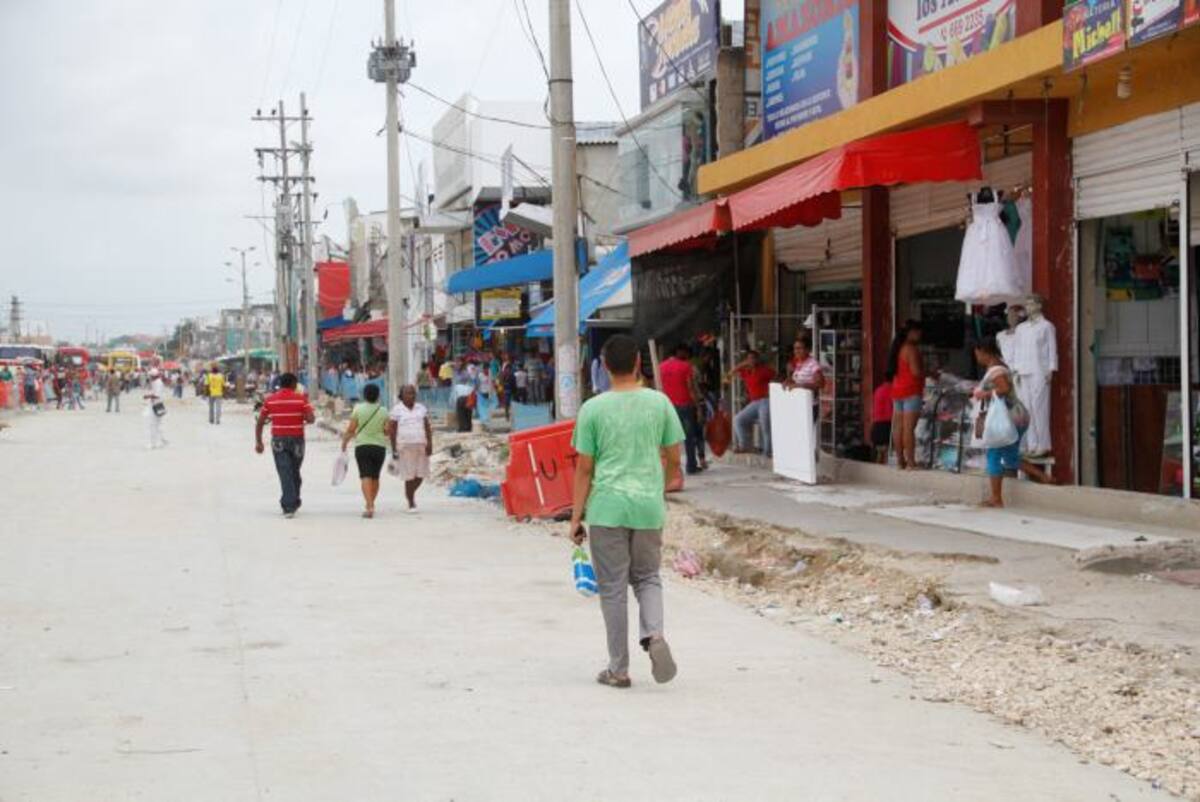 Los vendedores que se encontraban en la Avenida Pedro de Heredia, del mercado de Bazurto, fueron reubicados para dar paso a las obras de Transcaribe. OSCAR DÍAZ ACOSTA