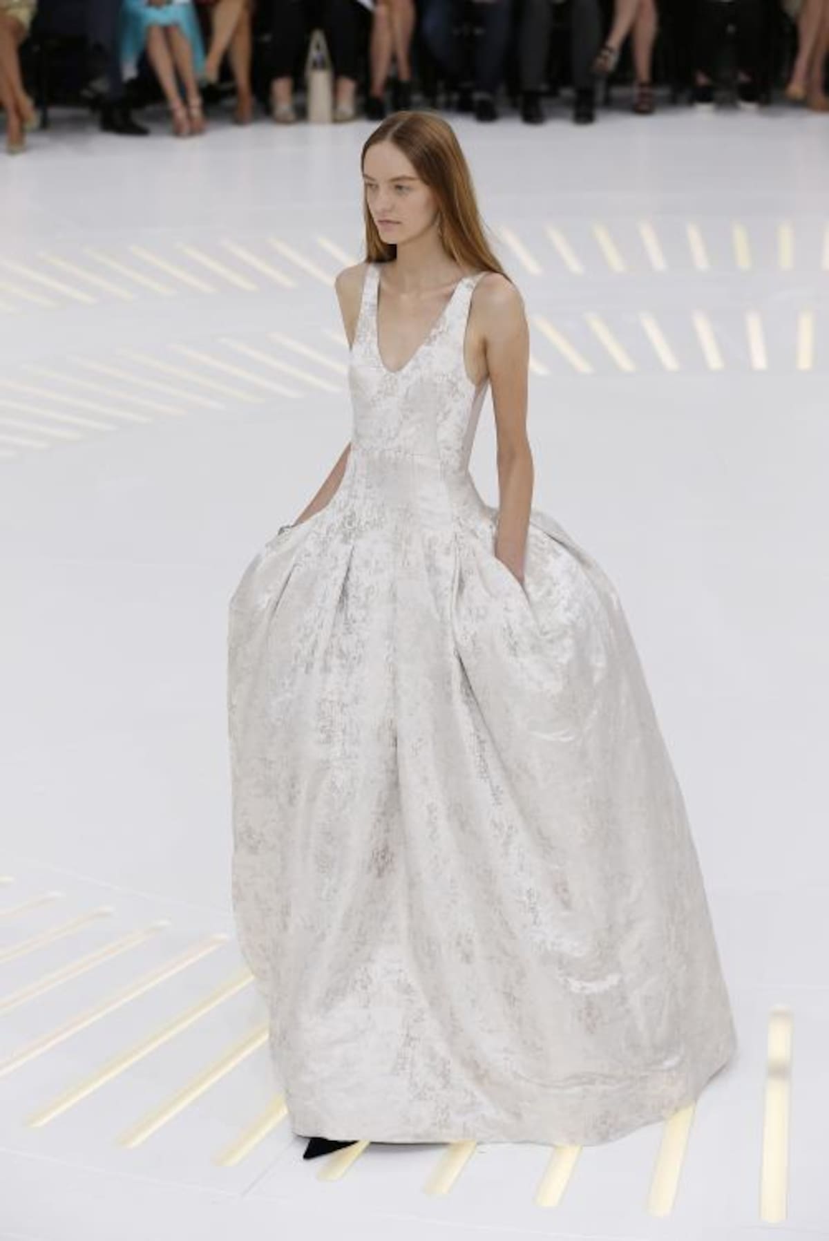Vestidos de corte María Antonieta con finos bordados y muy minimalistas se impusieron en la colección Christian Dior, reflejo de la nostalgia futurista de su director Raf Simons. FRANCOIS GUILLOT-AFP