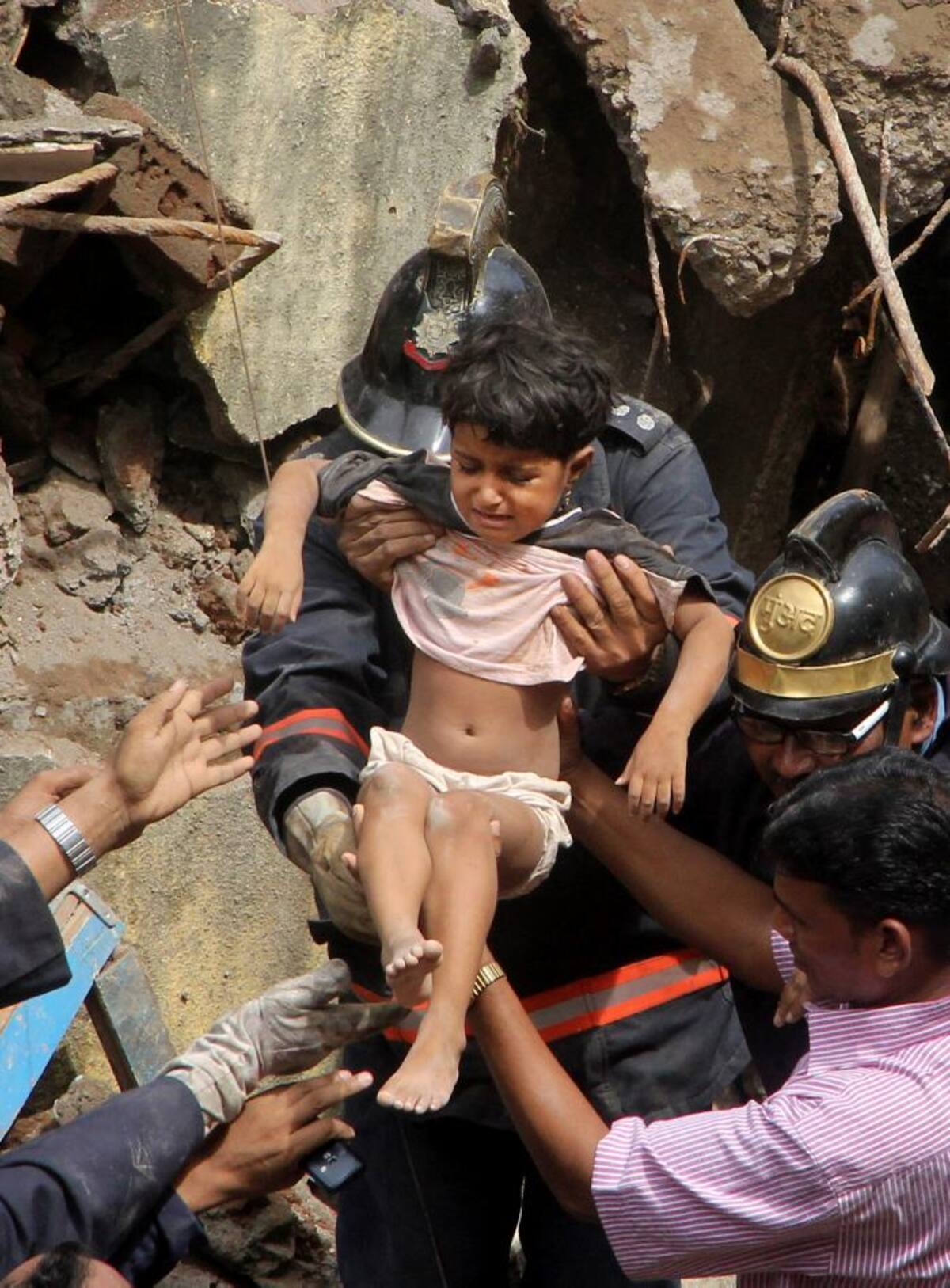 Niña rescatada por bomberos indios. AP