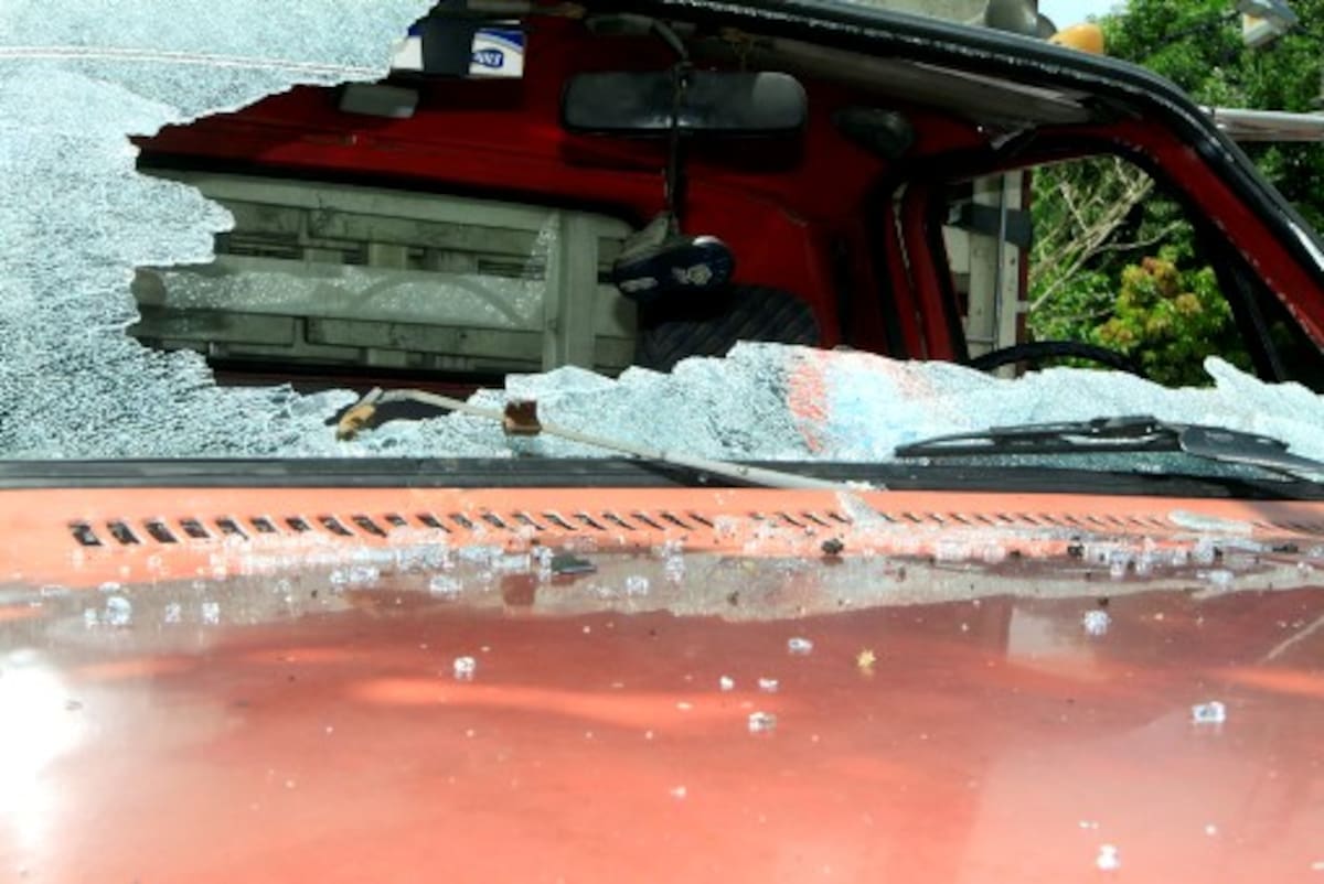 Algunos carros fueron atacados por una multitud enardecida. JULIO CASTAÑO BELTRÁN