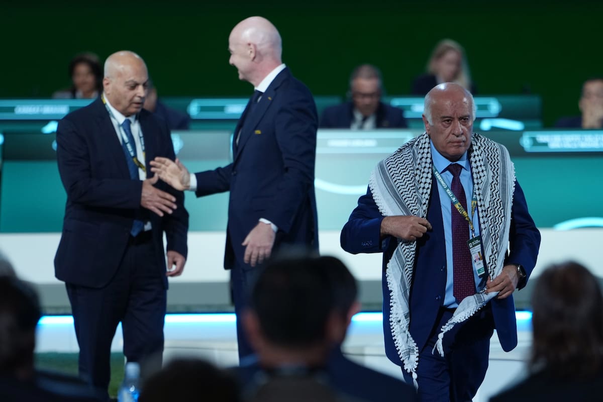 Jibril Rajoub (D), Presidente de la Asociación Palestina de Fútbol, abandona el escenario mientras el Presidente de la FIFA, Gianni Infantino (C), estrecha la mano de Moshe 'Shino' Zuares (I), Presidente de la Asociación de Fútbol de Israel, durante el 76º Congreso de la FIFA. //Foto, EFE: BOB FRID