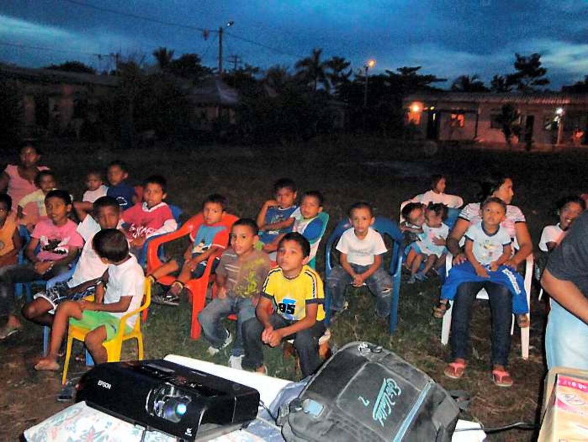 Presentando los cortometrajes en Nueva Belén.