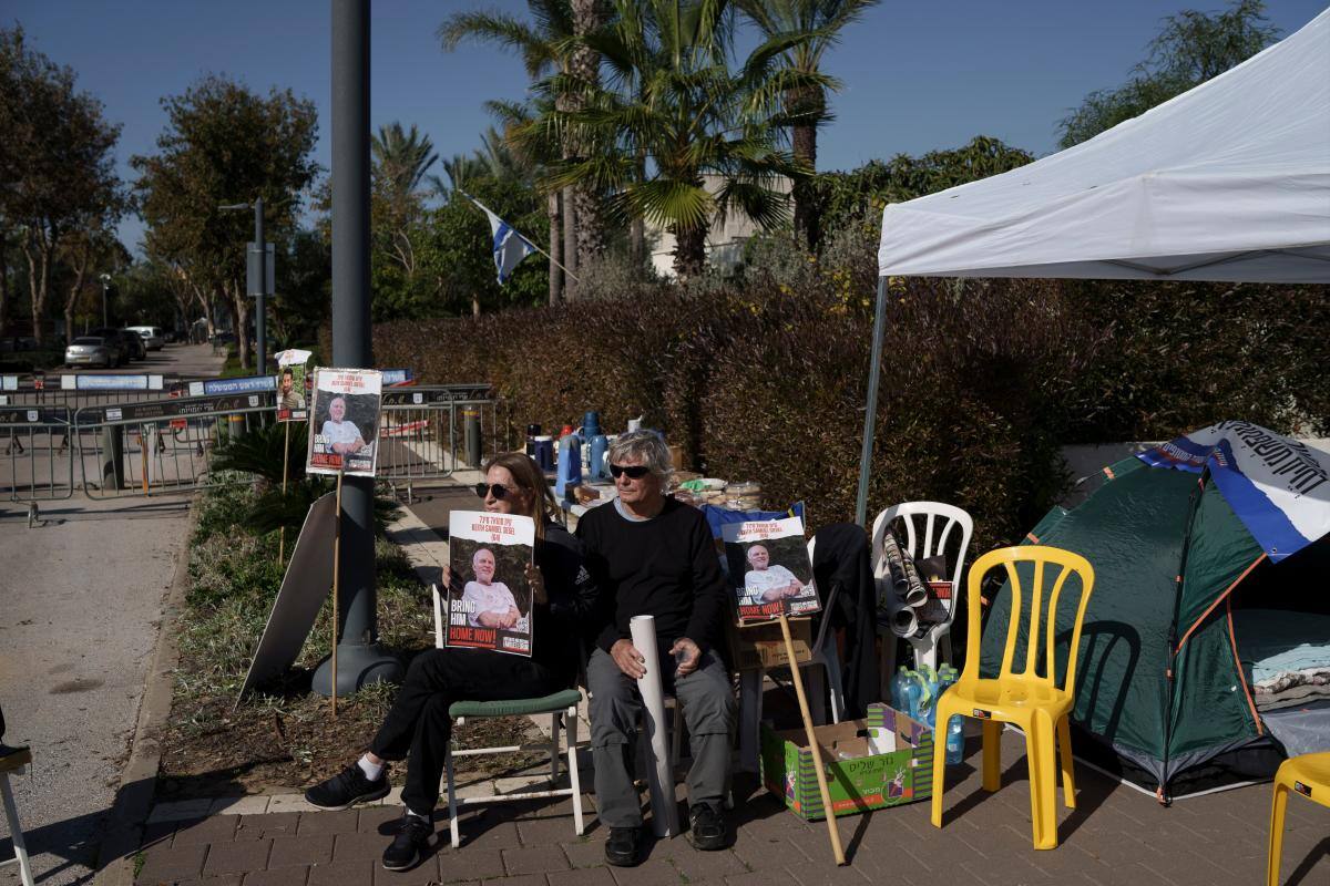 Familiares de rehenes elevan la presión con protesta ante la casa de Netanyahu