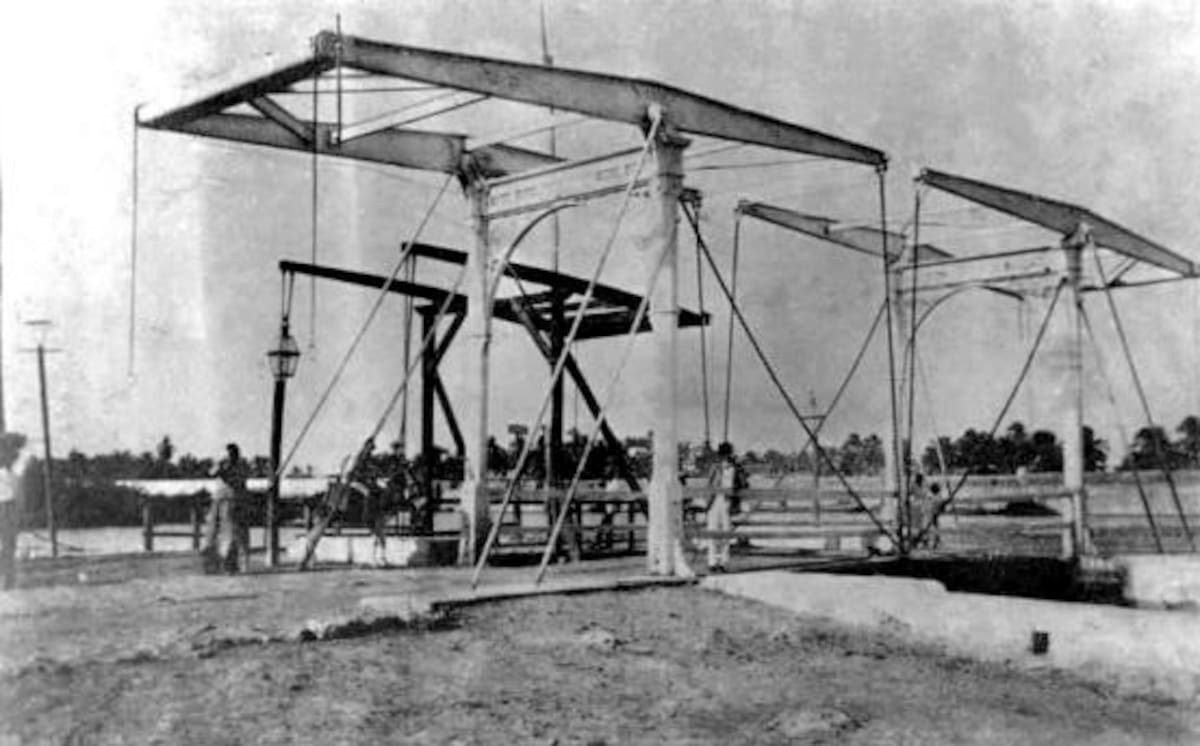 Puente levadizo que existió sobre el Heredia.