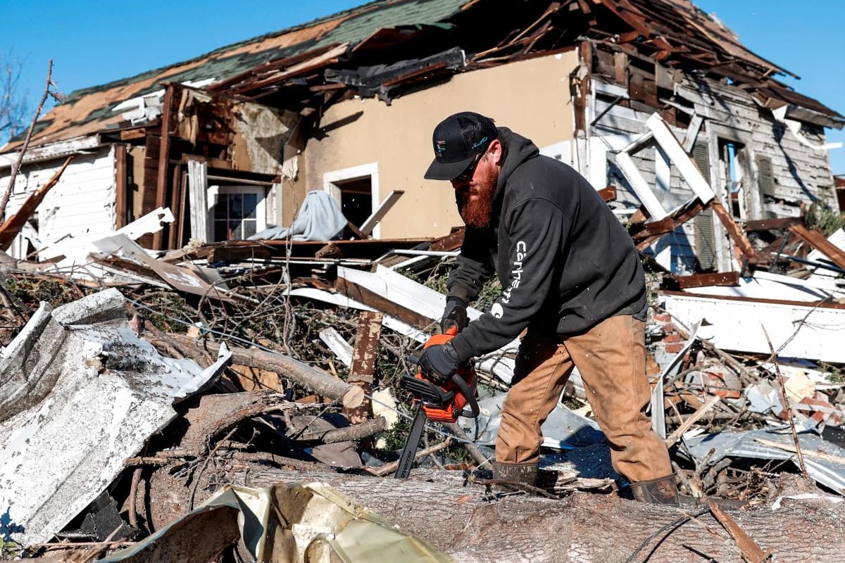 Confirman 78 muertos por tornados en EEUU y temen más víctimas