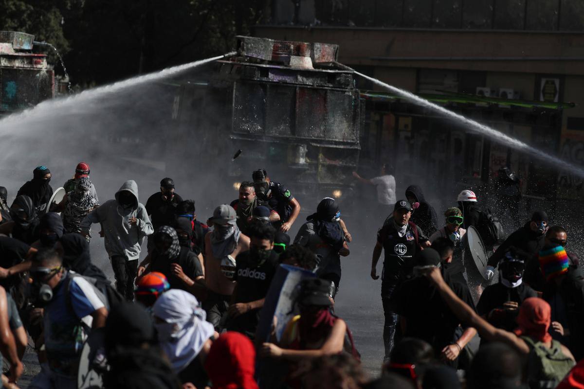 Miles de chilenos se toman el centro de Santiago en la primera protesta del 2020