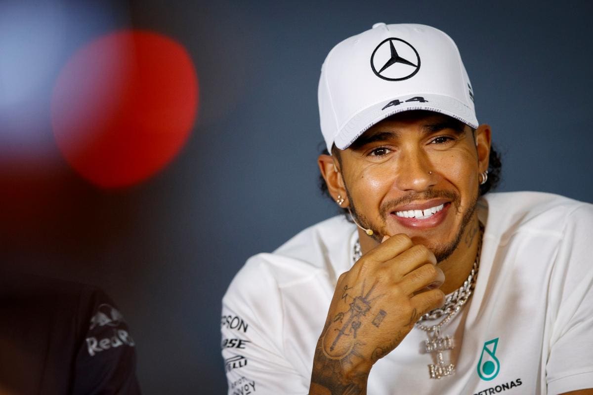 Lewis Hamilton, campeón de Fórmula 1, renueva por un año con Mercedes