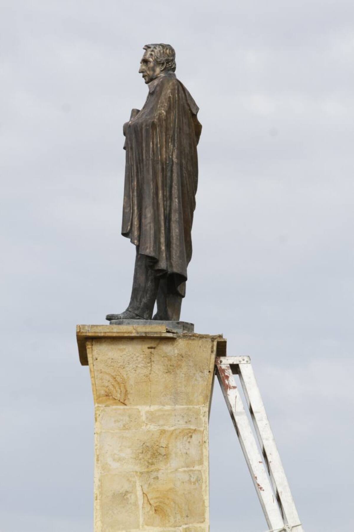 A la escultura al general Santander, Cartagena le aplicaron un proceso no apto para limpiarla. JULIO CASTAÑO - EL UNIVERSAL