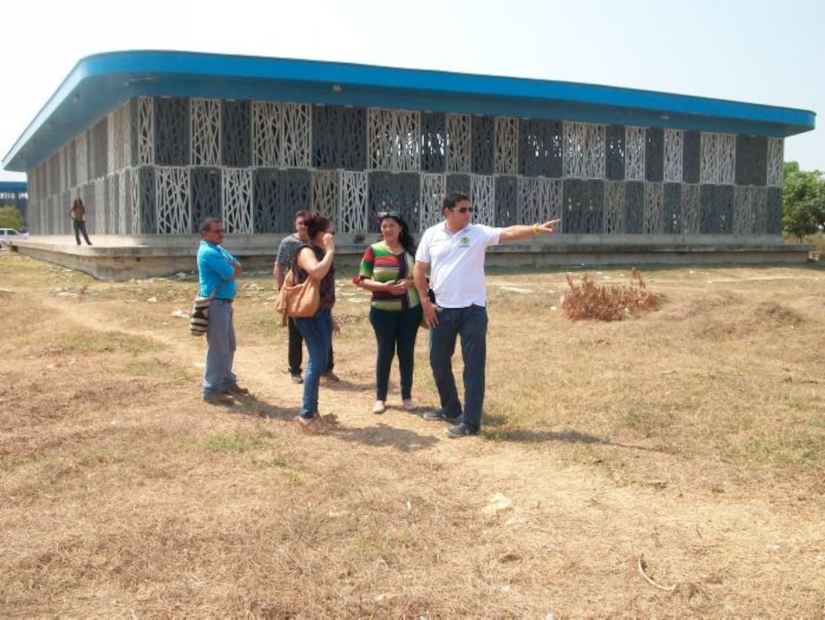 La secretaría de educación, en representación del Distrito, entregó el lote donde se construirá el coliseo, tipo auditorio. Cortesía