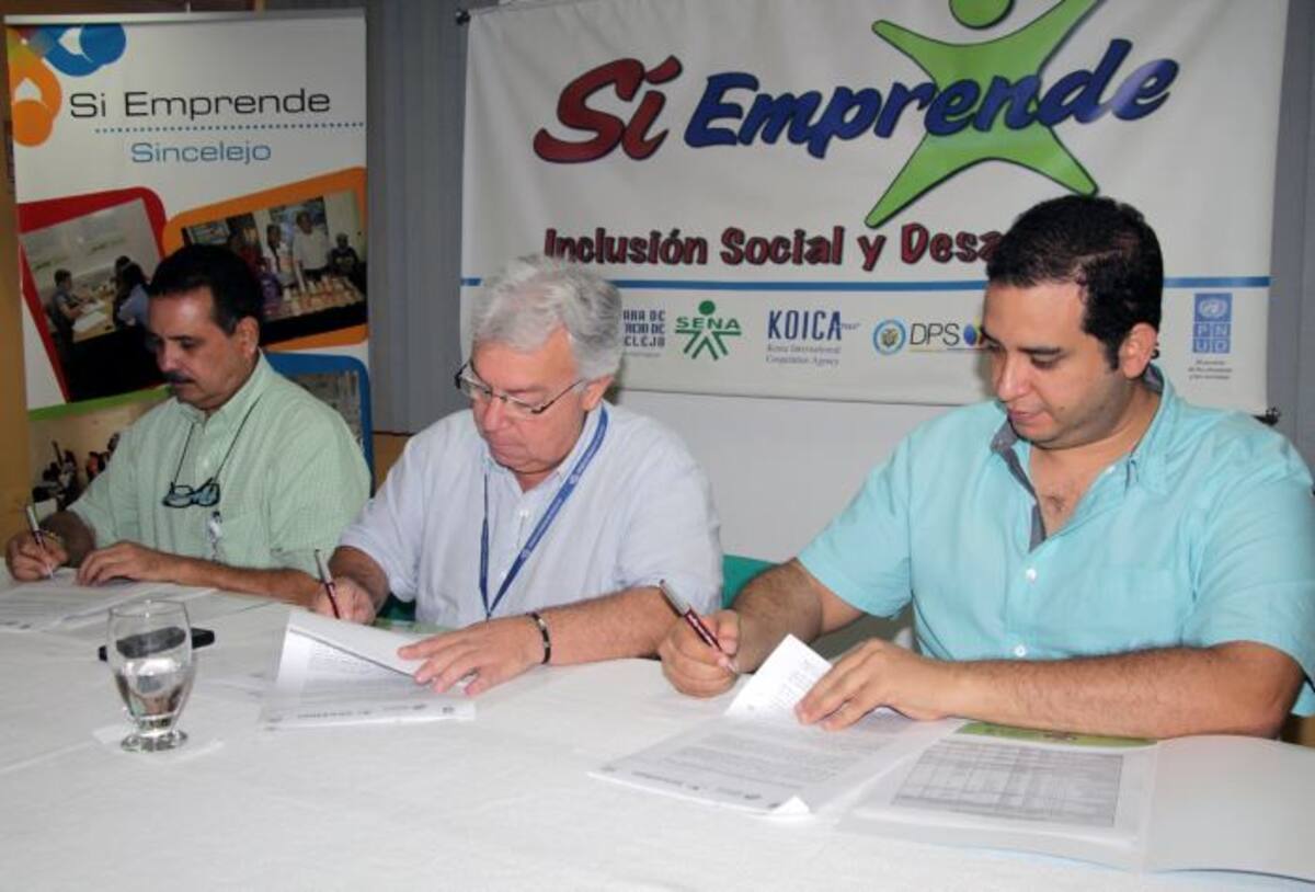 Ayer en la Cámara de Comercio se cumplió la firma del convenio Sí Emprende. MANUEL SANTIAGO PÉREZ/EL UNIVERSAL.