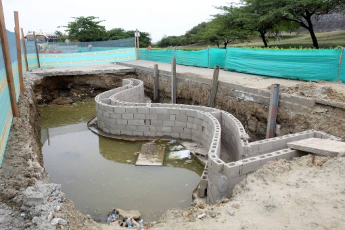 Según la Gerencia de Transcaribe, la construcción del muro ondulado protector del Castillo San Felipe terminaría en 15 días. El espacio dejado en la mitad del muro será rellenado con una mezcla de icopor y triturado que cumplirán la función de aislantes. AROLDO MESTRE - EL UNIVERSAL