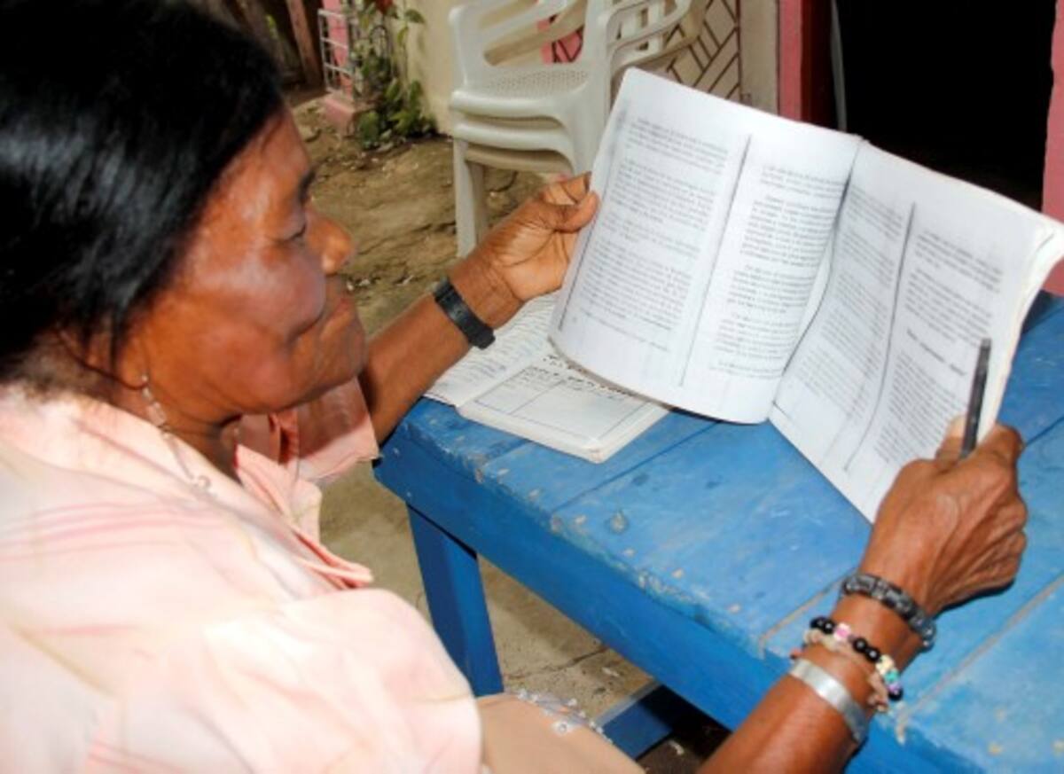 A pesar de sus edad, María Guerrero no necesita gafas para leer, a menos, dice, que la letra sea demasiado pequeña. Kailline Giraldo/El Universal
