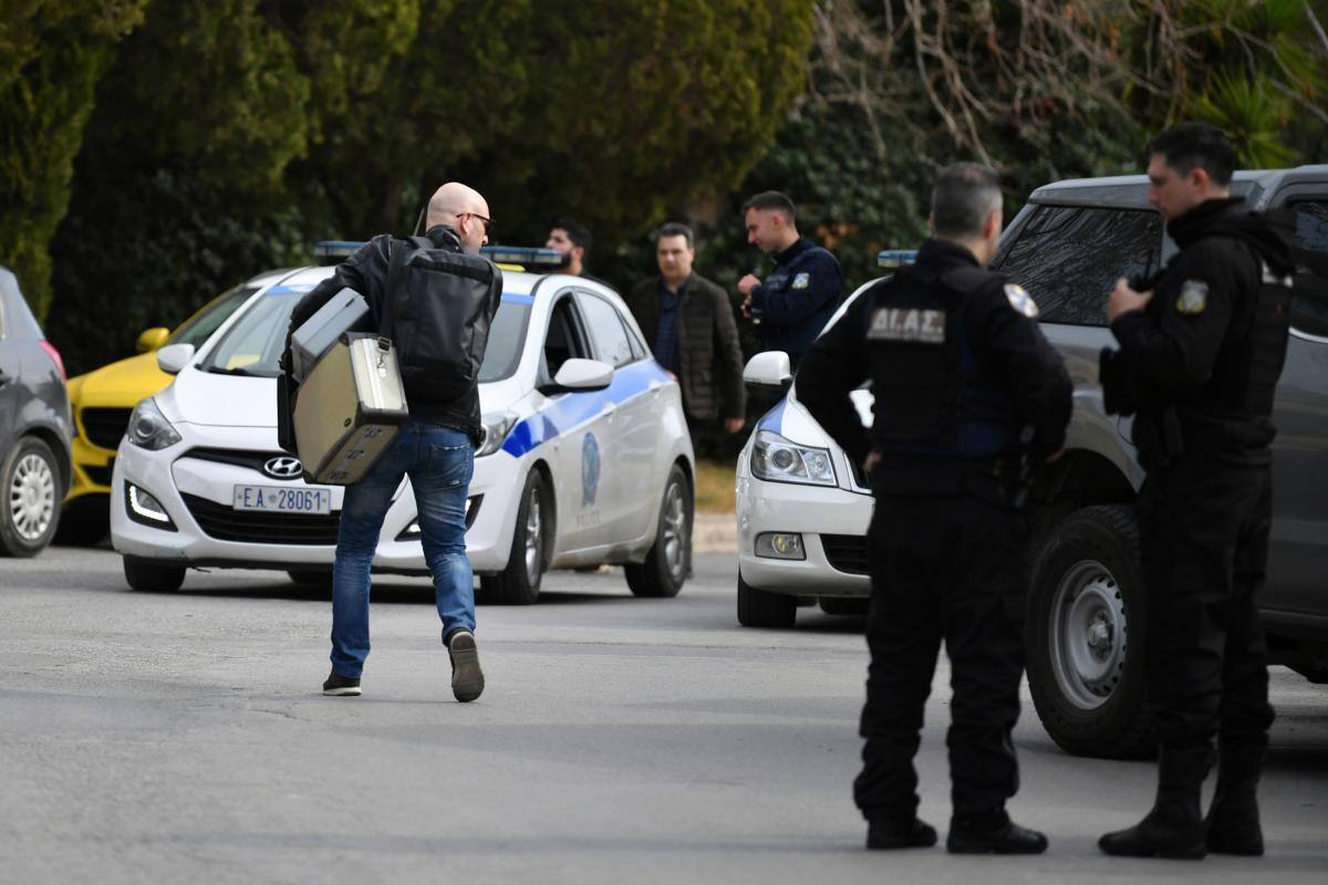 Hombre mata a tres personas y luego se quita la vida en una oficina