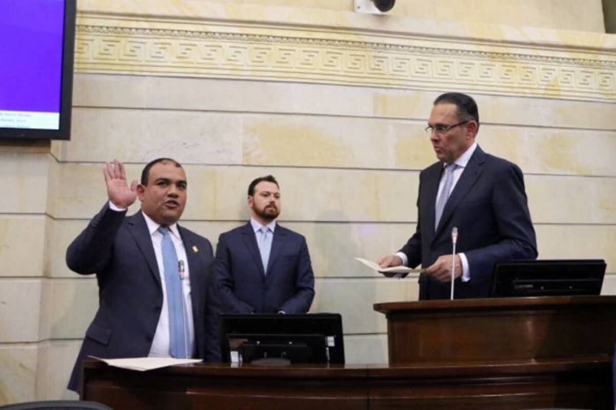 Antonio Correa y Andrés García Zuccardi al momento de la toma de posesión como primer y segundo vicepresidentes del Senado ante el presidente Efraín Cepeda Cortesía