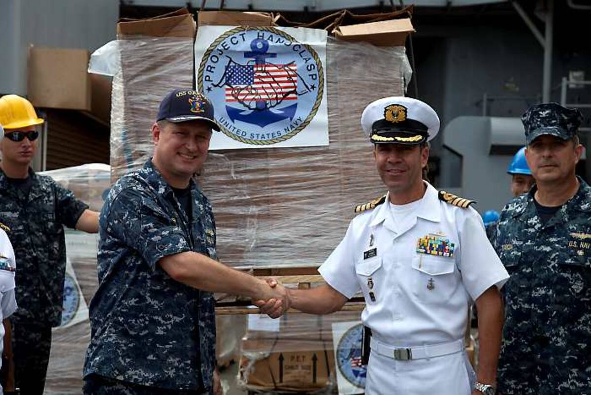 El capitán de fragata David Bauer, comandante del buque, fue recibido por el capitán de navío Andrés Vásquez Villegas, jefe del Estado Mayor de las FNC. Llega a Cartagena buque de EUU con ayuda humanitaria