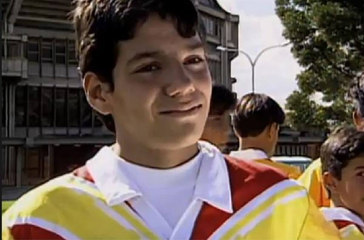 Cuando era niño lucía el cabello corto.