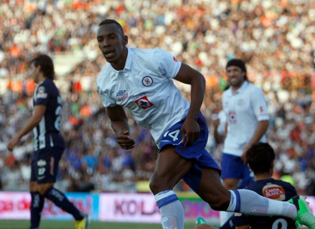 Amaranto Perea, marcó el segundo gol en la victoria del Cruz Azul. AFP JULIO CESAR AGUILAR