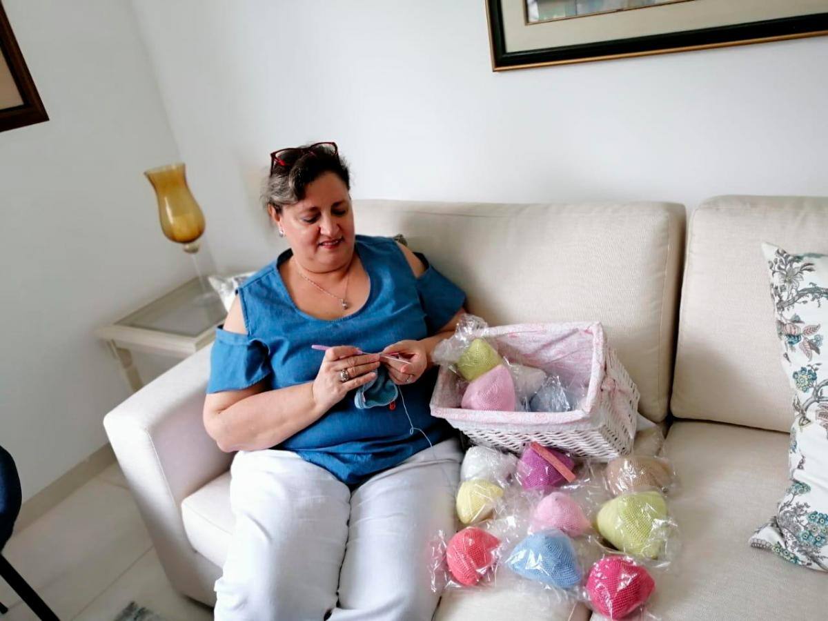 Equipo de Colombia: Sara Elena Morillo, una de las tejedoras fundadoras del grupo de Colombia, vive en Cali.