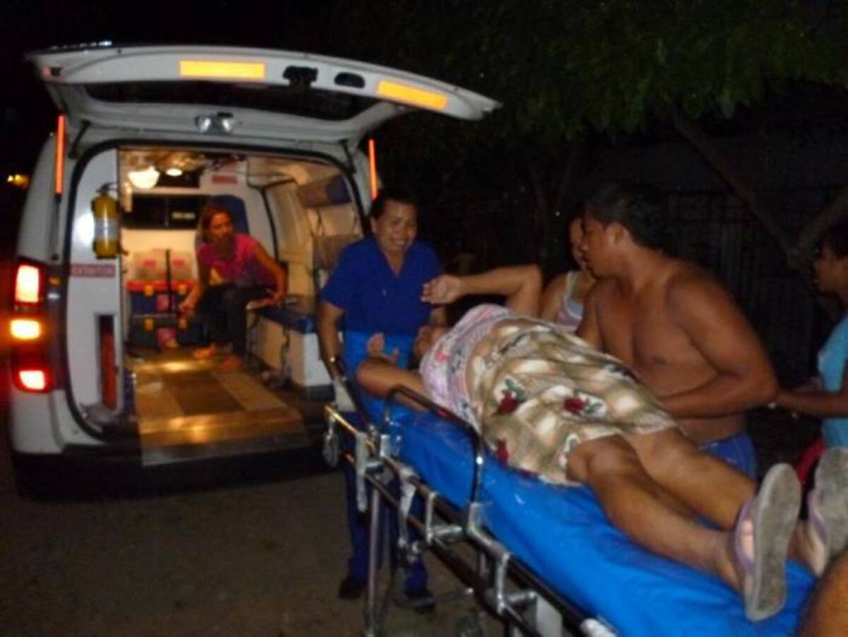 Carlos Lora cuando era auxiliado por familiares y vecinos. Él su familia veían televisión cuando se produjo la explosión. EL UNIVERSAL