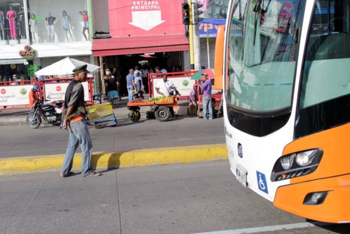 Transitar por el carril Solo Bus es de las malas conductas que se cometen contra Transcaribe. Julio Castaño- El Universal.
